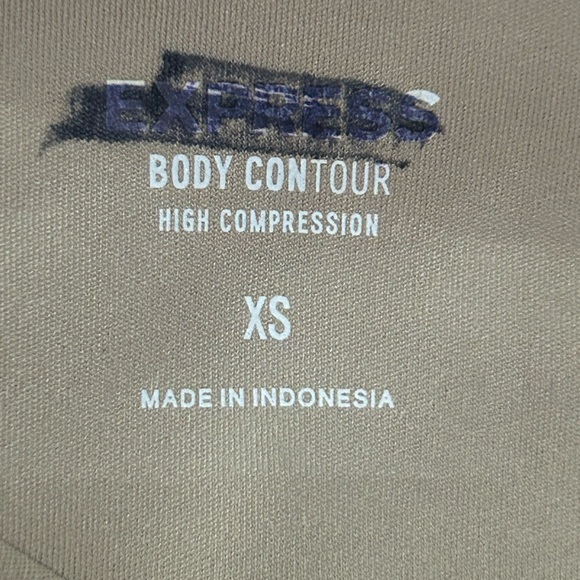 Express Body Contour High Compression Mock Neck Cropped Tank - Picture 6 of 6